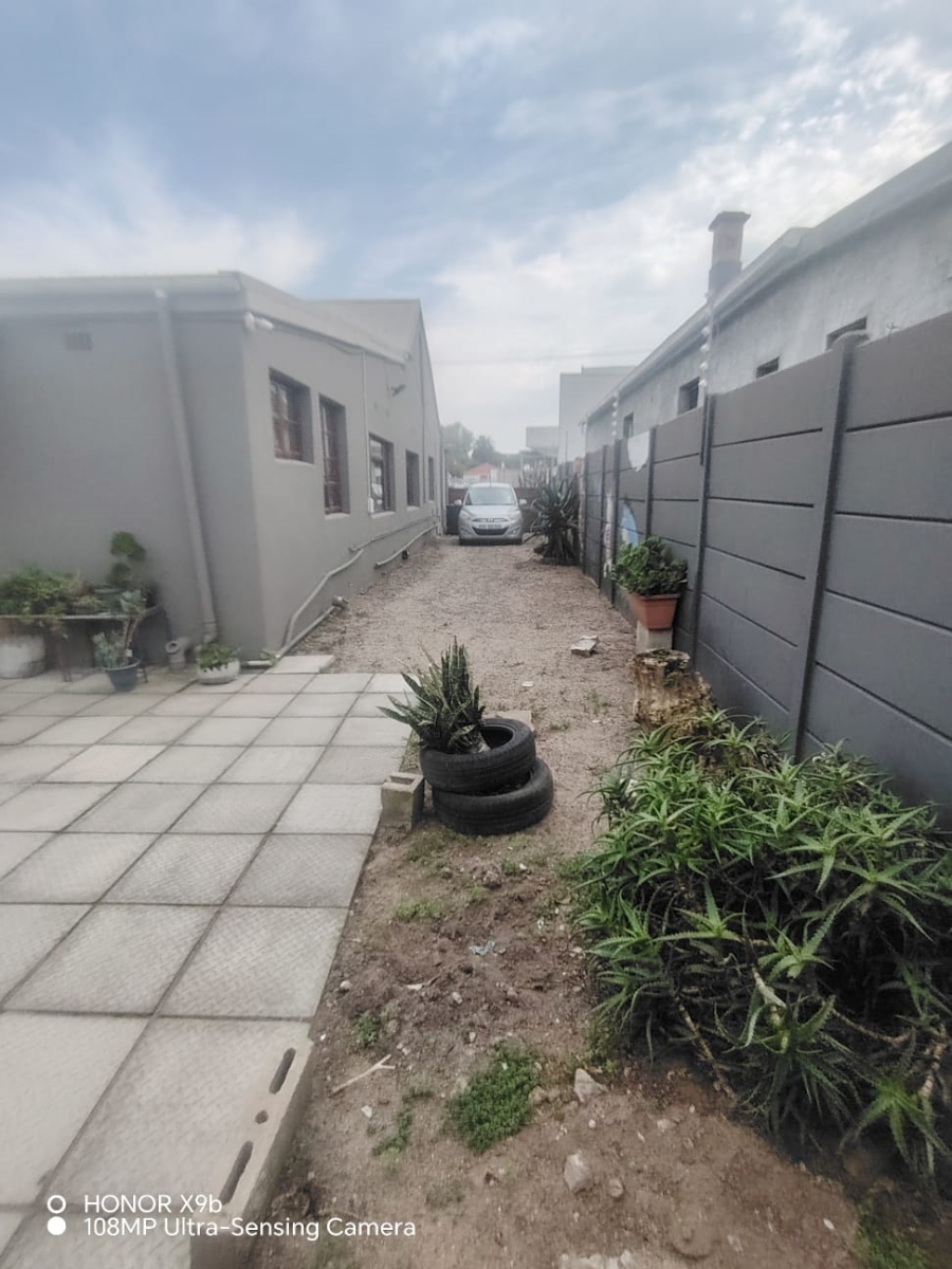 5 Bedroom Property for Sale in Wynberg Upper Western Cape